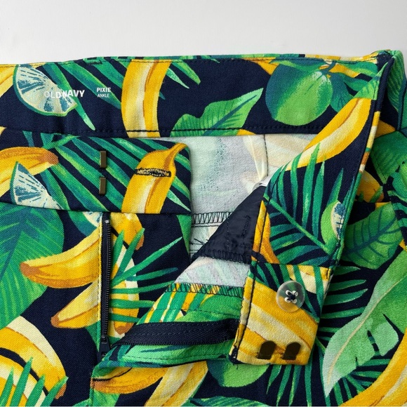 Old Navy Pixie Ankle Length Pants Green Tropical Banana Print, Size 4 - Picture 5 of 10